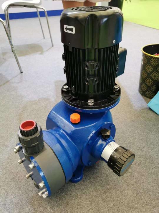 電機驅(qū)動計量泵，具有機械隔膜接液端和機械復(fù)位裝置。