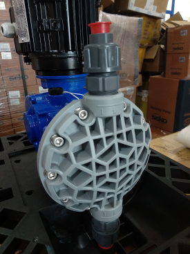 M51系列泵是一種機械隔膜計量泵，具有彈黃復(fù)位機械裝置和鋁制外殼。